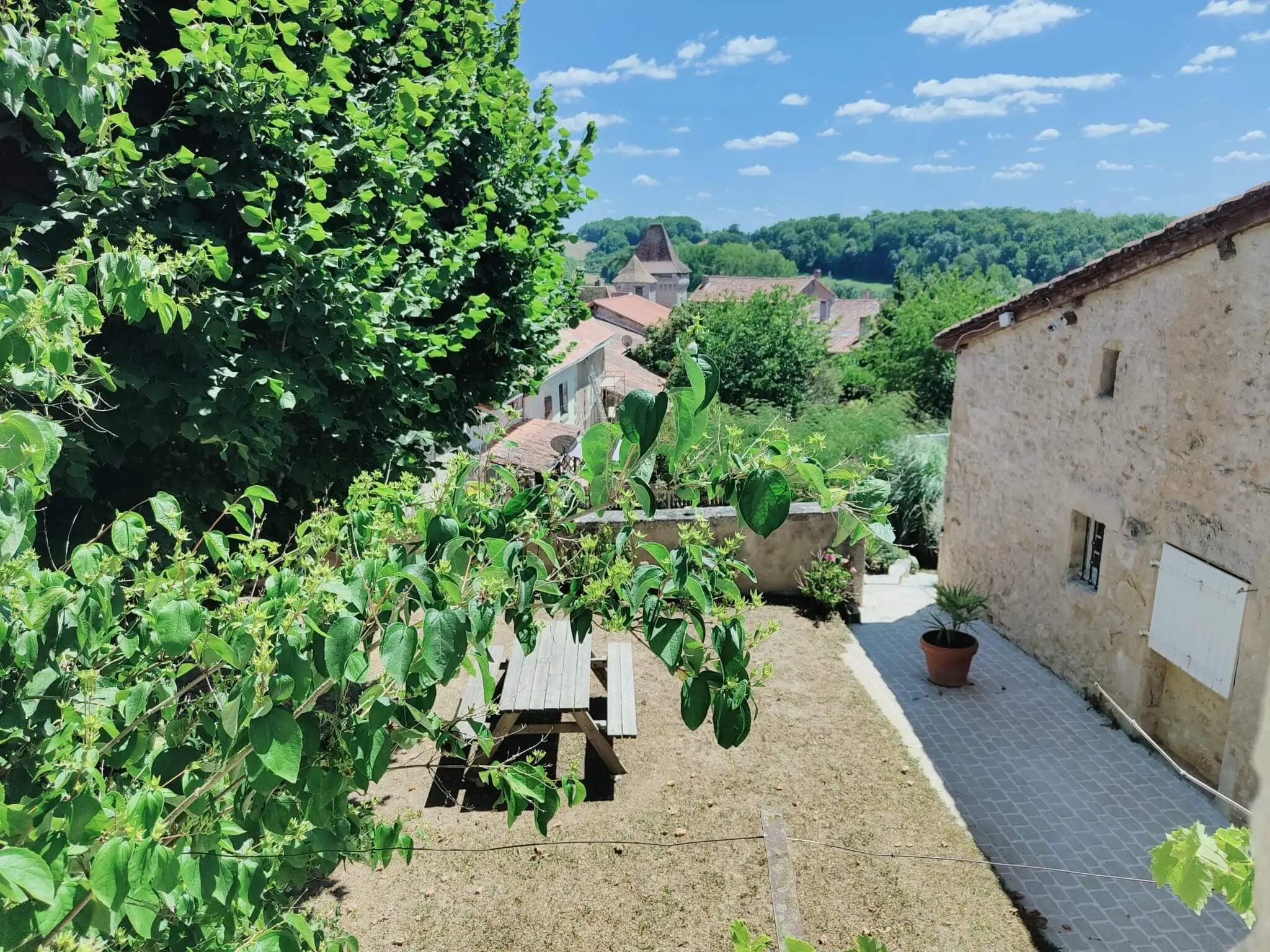 Vue sur le village de Varaignes et son clocher depuis le jardin du Clos Lagrange